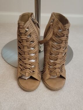 NWOT dv - dolce vita strappy sandals, side zippers